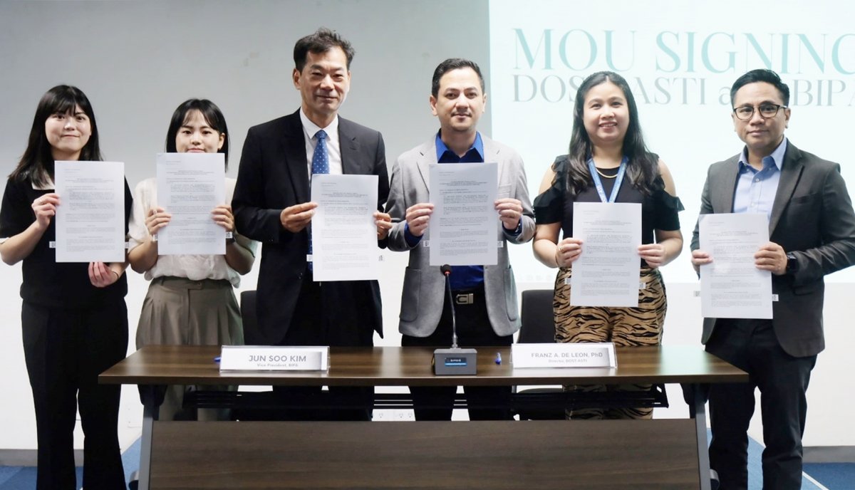 부산정보산업진흥원이 필리핀 첨단과학기술연구소와 한-필리핀 ICT 융합산업 육성을 위해 업무협약을 체결한 가운데 관계자들이 기념촬영을 하고 있다. 사진제공ㅣ부산정보산업진흥원