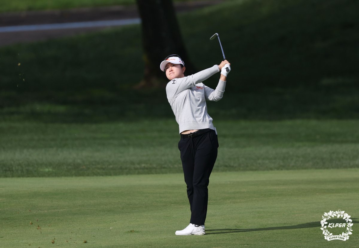 SK네트웍스·서울경제 레이디스 클래식 1라운드 3번 홀에서 세컨 샷을 하고 있는 이승연. 사진제공 | KLPGA