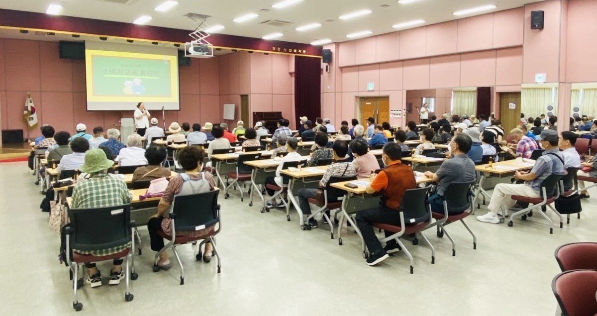 부산 기장군의 노인일자리사업 참가자들이 안전교육을 받고 있다. 사진제공ㅣ부산 기장군