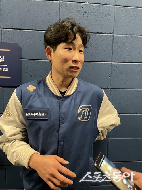 NC 다이노스 이재학이 25일 창원NC파크에서 열린 SSG 랜더스와 준PO 3차전이 끝난 뒤 인터뷰를 하고 있다. 창원 | 강산 기자 posterboy@donga.com