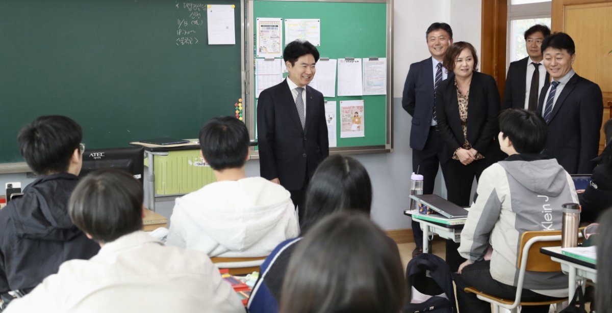 김대중 전남교육감이 26일 곡성고등학교를 방문해 수업 중인 학생들을 격려했다. 사진제공ㅣ전남도교육청