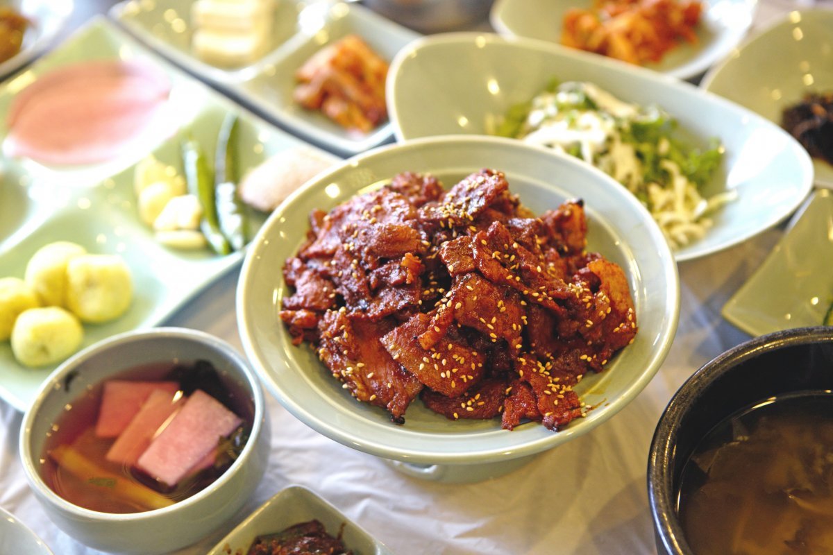 한정식 수준의 푸짐함이 돋보이는 병영돼지불고기 한상 차림. 양념한 불고기를 연탄불에 구워 불향을 입힌 것이 특징이다.
사진제공 | 한국관광공사