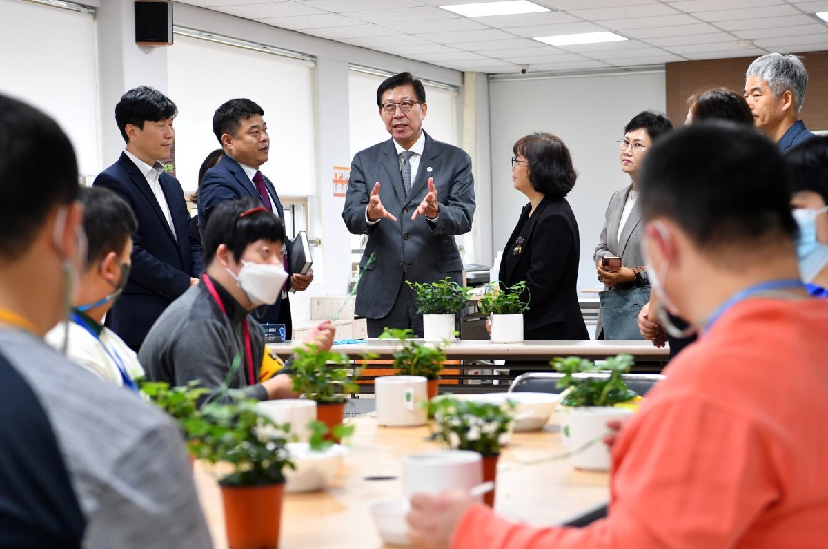 박형준 시장이 26일 ‘개금종합사회복지관’을 방문해 현장과 소통하고 있는 모습. 사진제공ㅣ부산시