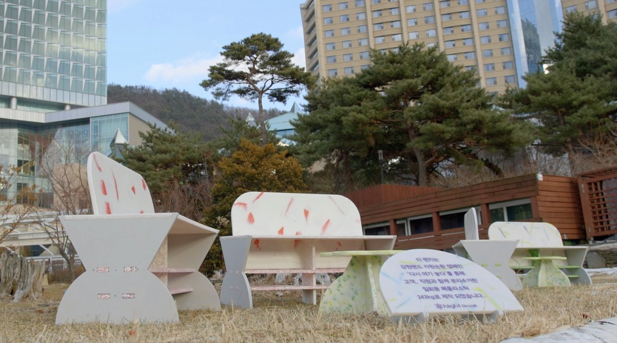 강원랜드의 ‘플라스틱 프리 리빙랩 프로젝트’를 통해 플라스틱폐기물로 제작한 의자