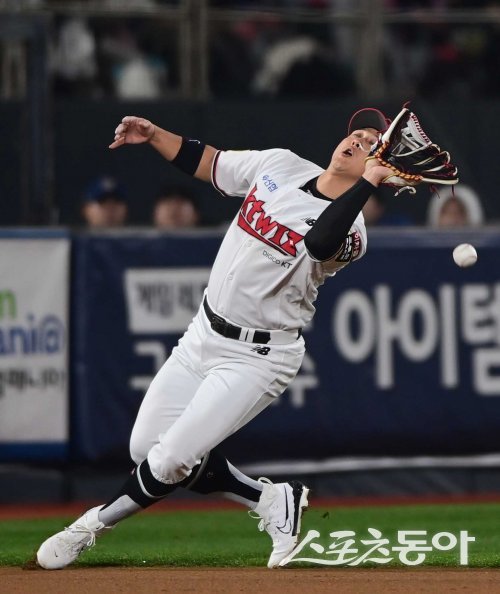 30일 경기도 수원KT위즈파크에서 열린 ‘2023 KBO 포스트시즌’ KT 위즈와 NC 다이노스의 플레이오프 1차전 경기에서 3회초 무사 NC 박민우의 뜬공 때 KT 3루수 황재균이 볼을 놓치고 있다. 수원 | 주현희 기자 teth1147@donga.com