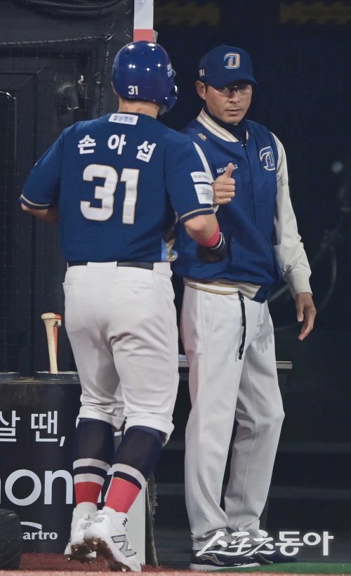 30일 경기도 수원KT위즈파크에서 열린 ‘2023 KBO 포스트시즌’ KT 위즈와 NC 다이노스의 플레이오프 1차전 경기에서 1회초 1사 1, 2루 NC의 희생타 때 득점에 서공한 2루주자 손아섭이 강인권 감독의 축하를 받고 있다. 수원 | 주현희 기자 teth1147@donga.com