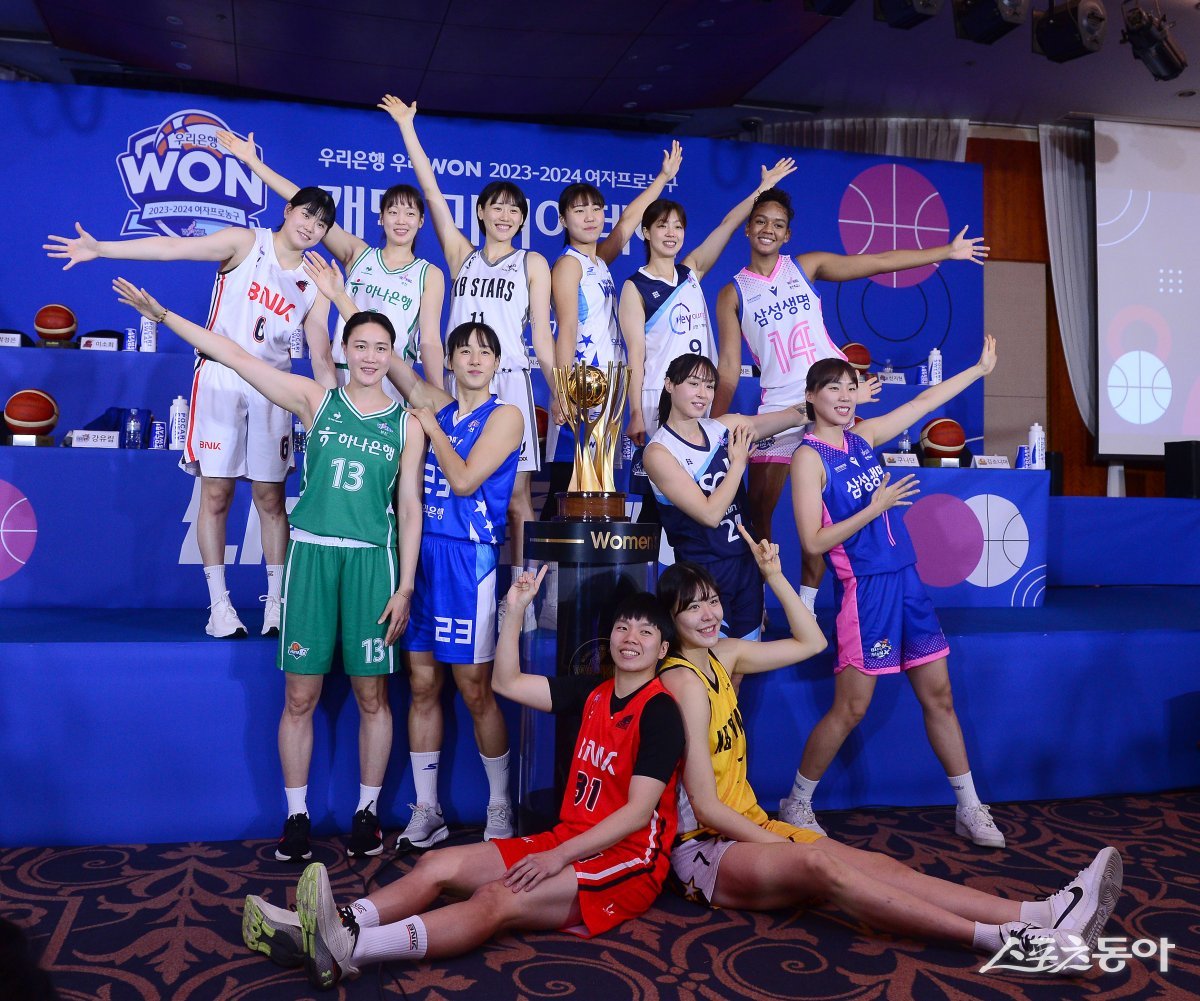 30일 서울 강남구 호텔리베라에서 열린 ‘우리은행 우리WON 2023~24 여자프로농구‘ 개막 미디어데이에서 각 구단 선수들이 포토타임을 갖고 있다. 김종원 기자 won@donga.com