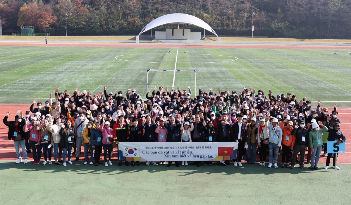 지난 6월 2일 베트남 화방군에서 입국한 외국인 계절근로자가 5개월간 농작업을 마치고 출국했다. 사진제공ㅣ영양군