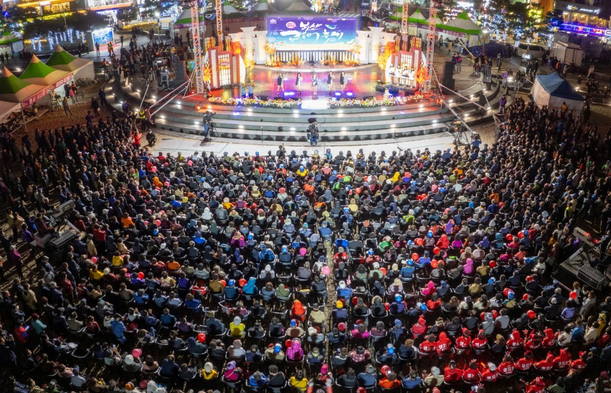 송도해수욕장에서 제14회 부산고등어축제가 열리고 있다. 사진제공ㅣ부산 서구