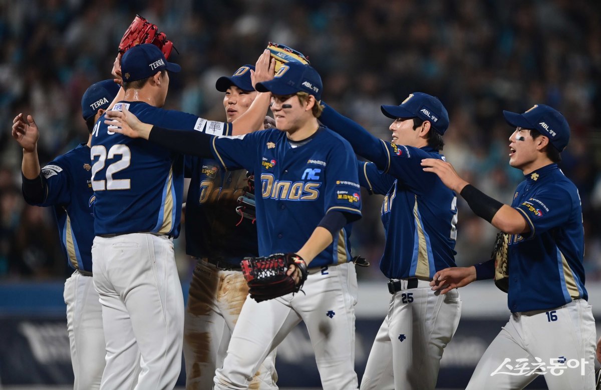 31일 경기도 수원KT위즈파크에서 열린 ‘2023 KBO 포스트시즌’ KT 위즈와 NC 다이노스의 플레이오프 2차전 경기에서 3-2로 승리한 NC 선수들이 기쁨을 나누고 있다. 수원 | 주현희 기자 teth1147@donga.com