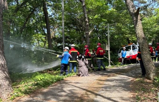 산불발생에 대비해 태종대 유원지에서 실시한 유관기관 합동훈련을 진행하고 있는 모습. 사진제공ㅣ부산시