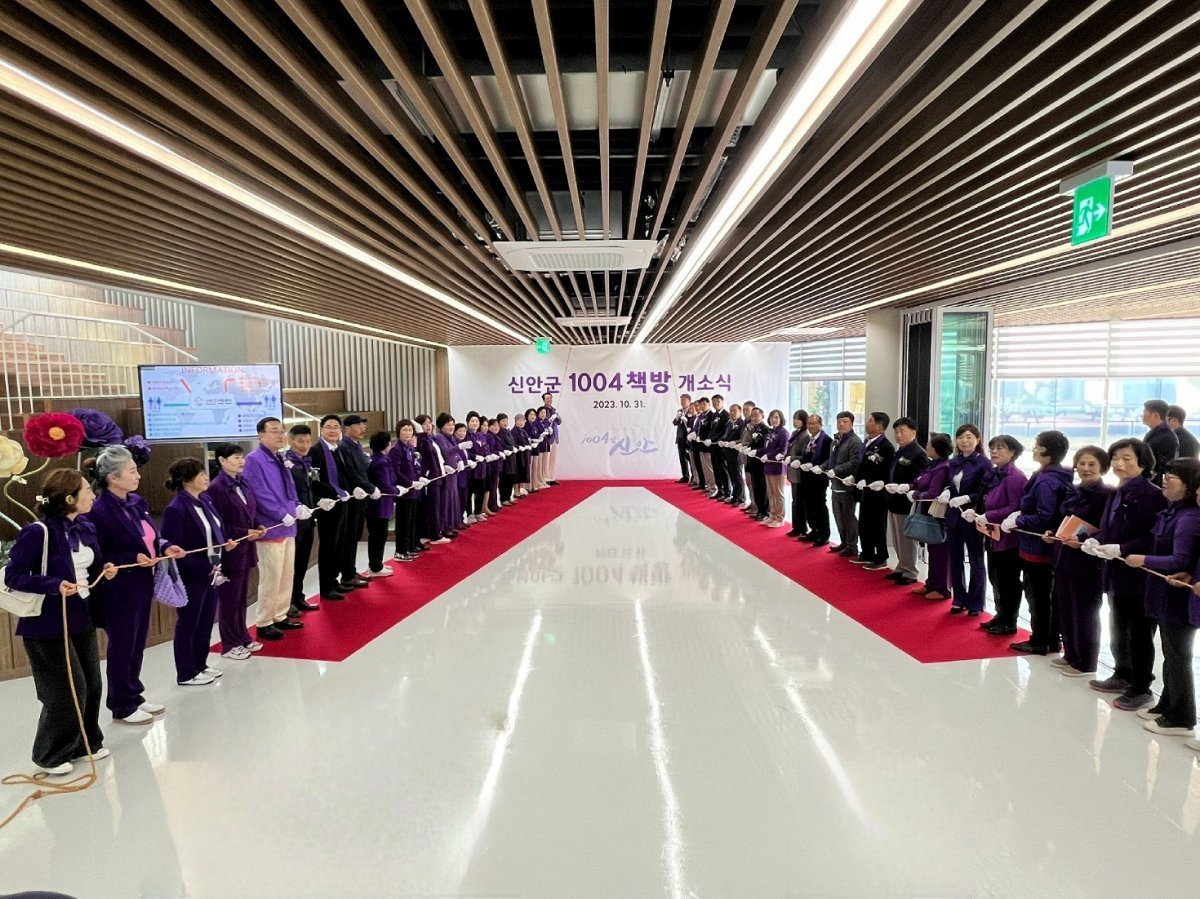 지난달 31일 압해읍사무소 1층 신안군가족센터 건물에서 열린 민간 책방 개소식. 사진제공ㅣ신안군