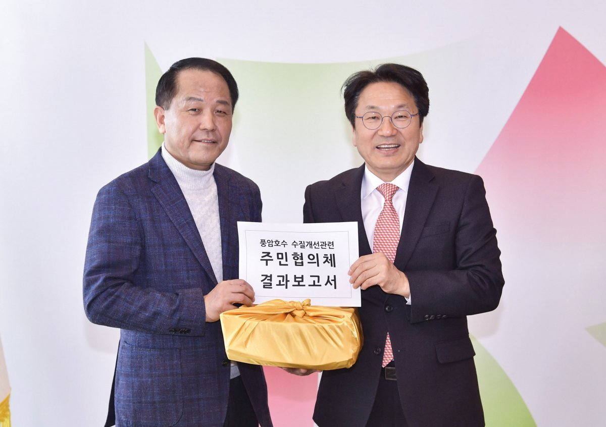 강기정 광주광역시장(사진 우측)이 풍암호수 수질개선 주민협의체 대표단과 수질개선 방식에 대해 의견을 나눈 후 기념촬영을 하고 있는 모습. 사진제공ㅣ광주광역시