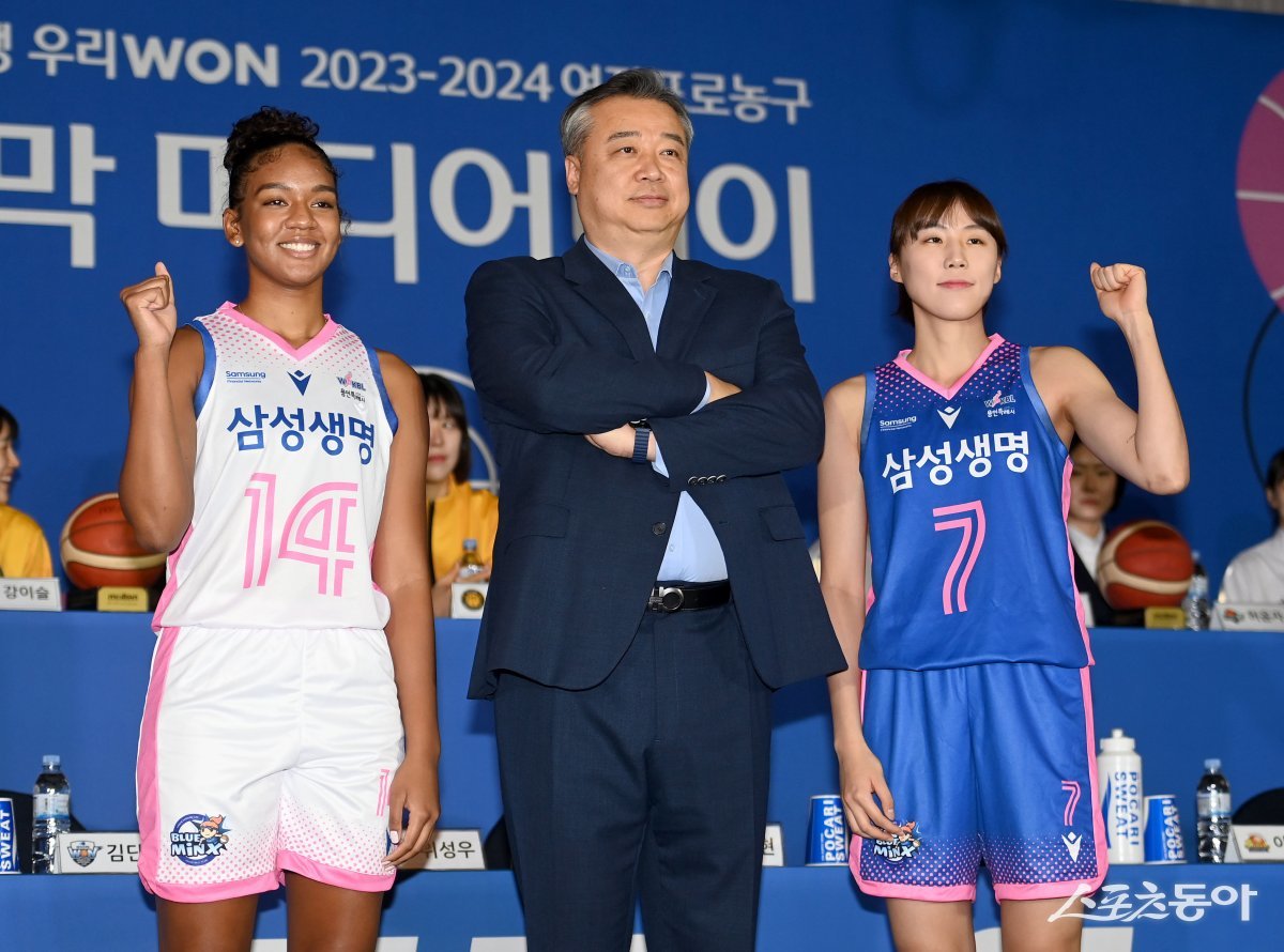 30일 서울 강남구 호텔리베라에서 열린 ‘우리은행 우리WON 2023~24 여자프로농구‘ 개막 미디어데이에서 삼성생명 키아나 스미스, 임근배 감독, 강유림이 포토타임을 갖고 있다. 김종원 기자 won@donga.com