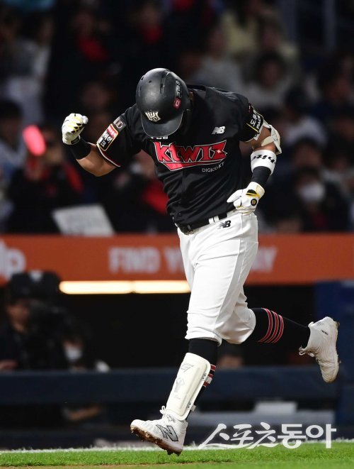 2일 창원NC파크에서 열린 ‘2023 KBO 포스트시즌’ NC 다이노스와 KT 위즈의 플레이오프 3차전 경기에서 2회초 1사 1루 KT 배정대가 선제 좌월 2점 홈런을 친 후 세리머니를 하고 있다. 창원 | 주현희 기자 teth1147@donga.com