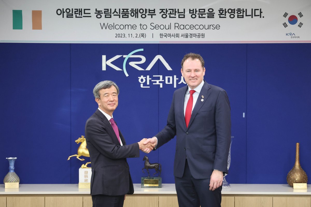 정기환 한국마사회장(왼쪽)과 찰리 맥코널러그 아일랜드 농식품해양부장관