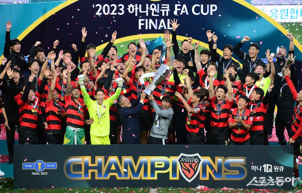 4일 경북 포항스틸야드에서 열린 ‘2023 하나원큐 FA CUP’ 포항 스틸러스와 전북 현대의 결승 경기에서 포항이 우승을 차지한 후 김기동 감독이 최인석 사장과 기념촬영을 하고 있다. 포항 | 김민성 기자 marineboy@donga.com