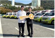 그린닥터스재단이 지난 3일 지난 3일 오후 부산시소방재난본부, 장선종합사회복지관 등과 해운대 백병원 옆 임시공영주차장에서
소방구급차 무상양여 전달식을 개최한 가운데 정근 이사장(왼쪽)이 관계자와 기념촬영을 하고 있다. 사진제공=그린닥터스재단