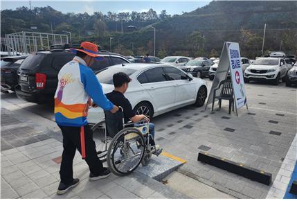 제43회 전국장애인체전 자원봉사자 활약 모습. 사진제공=전남도