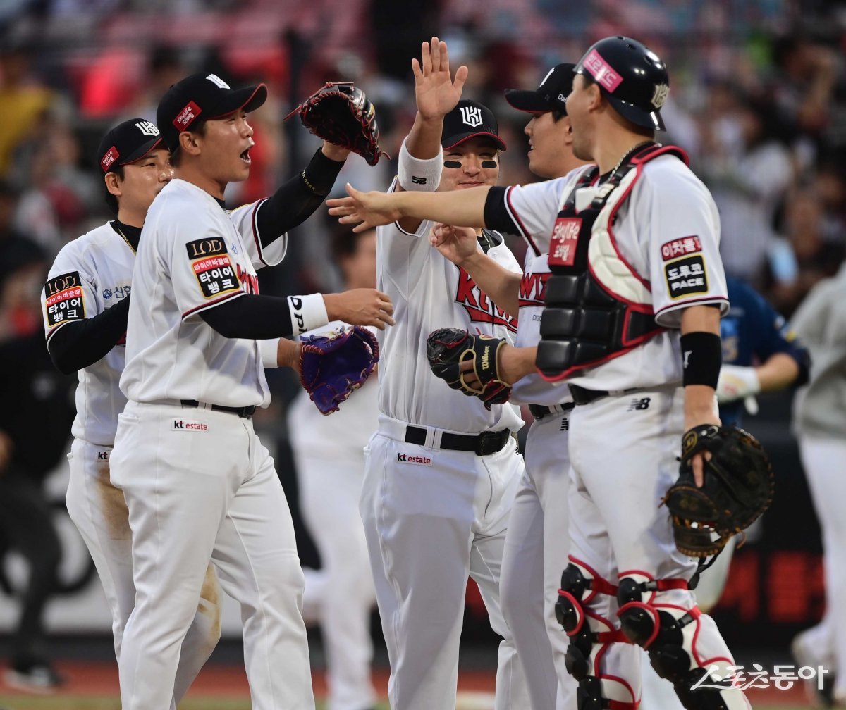 5일 경기도 수원KT위즈파크에서 열린 ‘2023 KBO 포스트시즌’ KT 위즈와 NC 다이노스의 플레이오프 5차전 경기에서 3-2로 승리하며 한국시리즈 진출을 확정지은 KT 선수들이 기쁨을 나누고 있다. 수원 | 주현희 기자 teth1147@donga.com