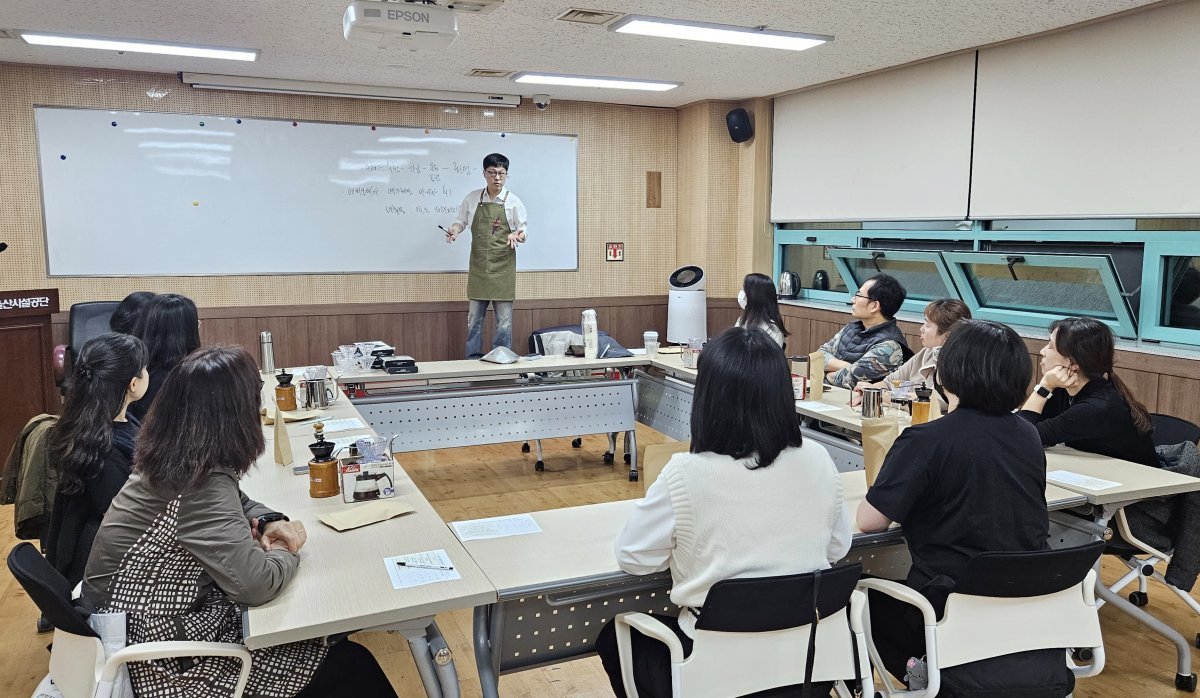 울산시설공단 노동자종합복지회관이 지난 1~2일 재직근로자를 20명을 대상으로 힐링문화프로그램을 운영한 가운데 핸드드립 커피 체험이 진행되고 있다. 사진제공ㅣ울산시설공단