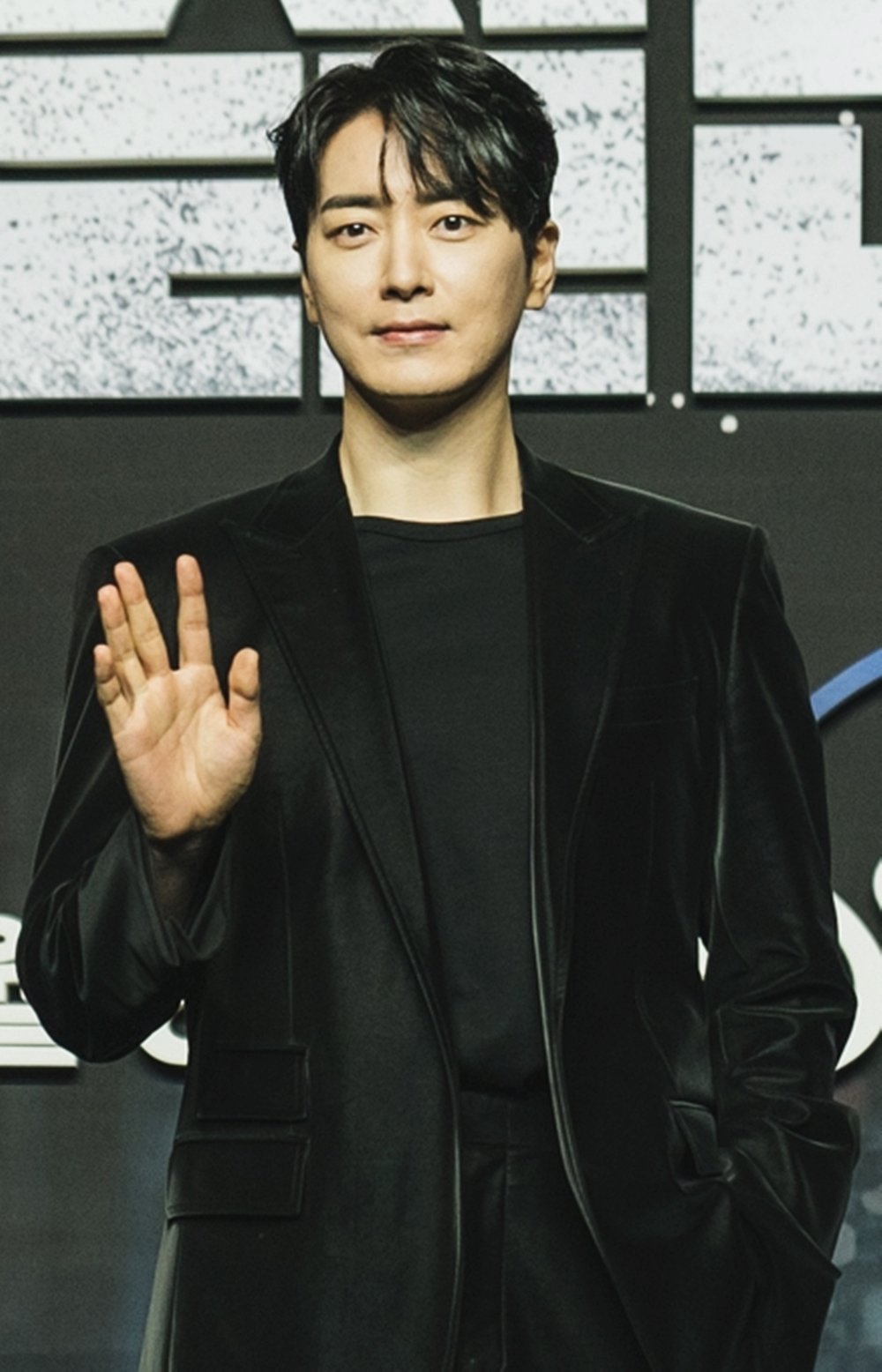 배우 이준혁이 6일 서울 강남구 그랜드 인터컨티넨탈 서울 파르나스에서 열린 디즈니+ 새 오리지널 시리즈 ‘비질란테’ 제작발표회에 참석해 포즈를 취하고 있다. 사진제공|월트디즈니컴퍼니 코리아