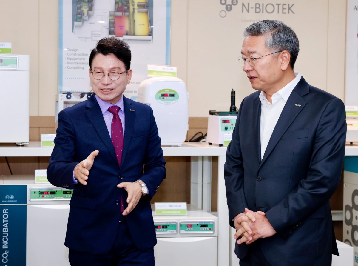 김종호 기보 이사장(오른쪽)이 7일 생명과학 장비제조기업인 ㈜엔바이오텍을 방문해 현장의 애로사항을 청취하고 있다. 사진제공ㅣ기술보증기금