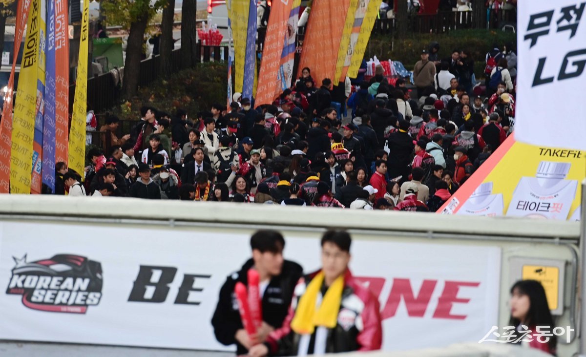 7일 서울 잠실야구장에서 열린 ‘2023 KBO 포스트시즌’ LG 트윈스와 KT 위즈의 한국시리즈 1차전 경기에 앞서 관중들이 입장하고 있다. 잠실 | 주현희 기자 teth1147@donga.com