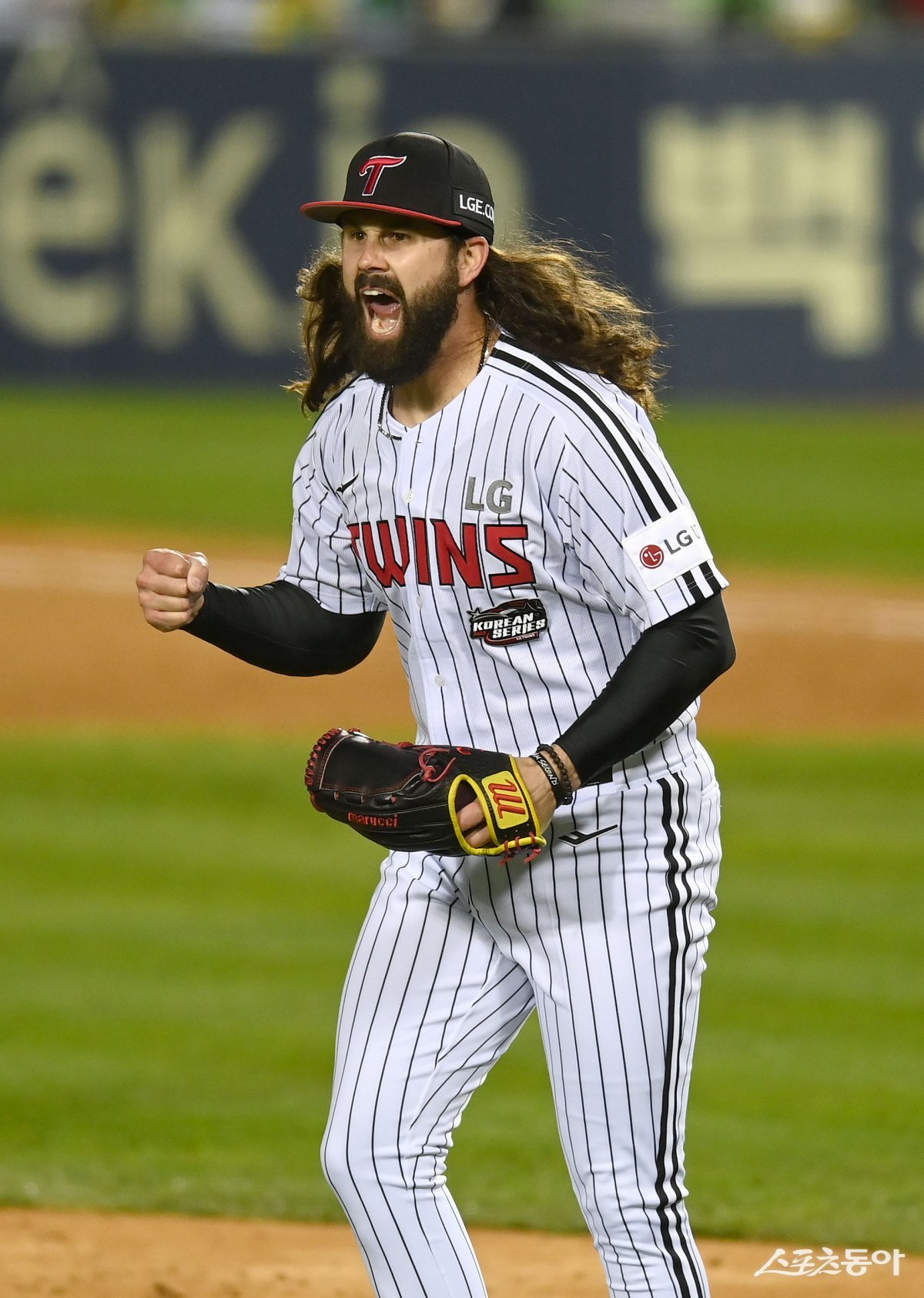 7일 서울 잠실야구장에서 ‘2023 신한은행 SOL KBO리그’ 포스트시즌 한국시리즈 1차전 KT 위즈와 LG 트윈스 경기가 열렸다. 선발 투수로 등판한 LG 켈리가 2회초 무사 1,2루 상황에서 삼중살로 이닝을 종료 시킨 후 환호하고 있다. 잠실 | 김종원 기자 won@donga.com