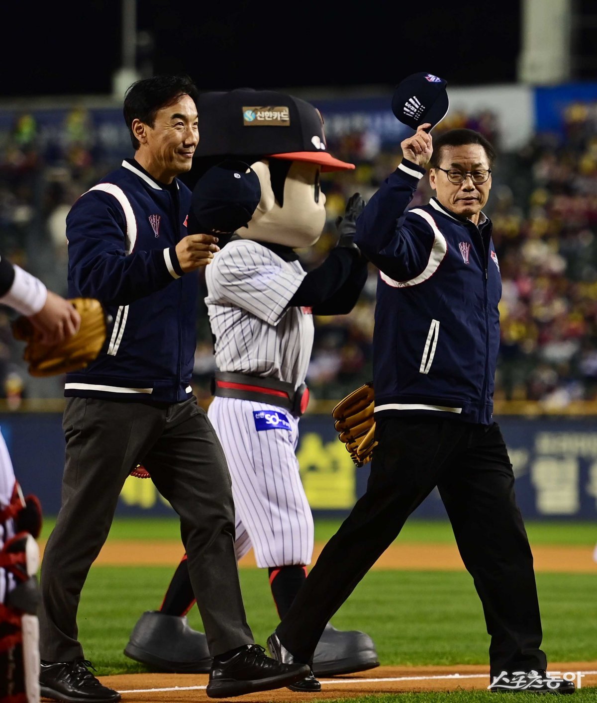 7일 서울 잠실야구장에서 열린 ‘2023 KBO 포스트시즌’ LG 트윈스와 KT 위즈의 한국시리즈 1차전 경기에 앞서 LG 마지막 우승 주역 김용수, 김동수가 시구, 시포를 마친 후 팬들에게 인사하고 있다. 잠실 | 주현희 기자 teth1147@donga.com