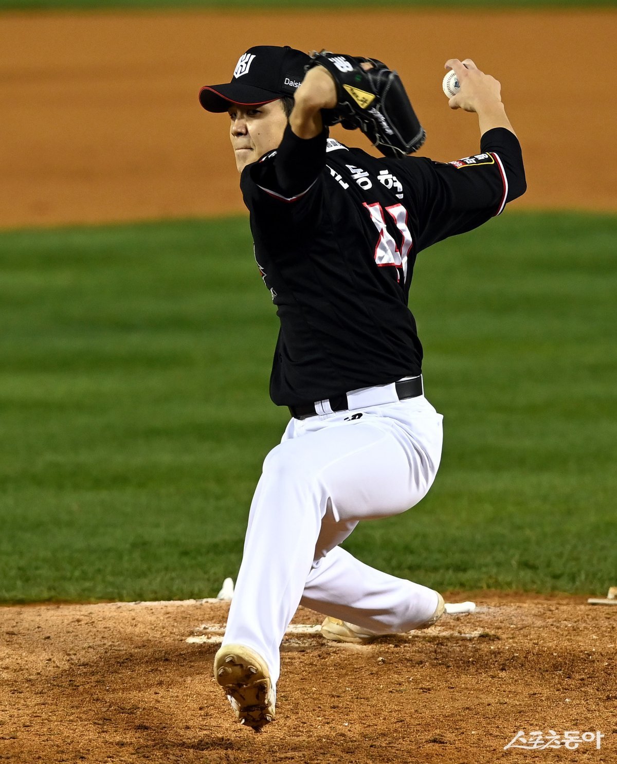 7일 서울 잠실야구장에서 ‘2023 신한은행 SOL KBO리그’ LG 트윈스와 kt 위즈의 한국시리즈 1차전 경기가 열렸다. 7회말 무사에서 kt 손동현이 구원 등판해 볼을 던지고 있다. 잠실 | 김민성 기자 marineboy@donga.com