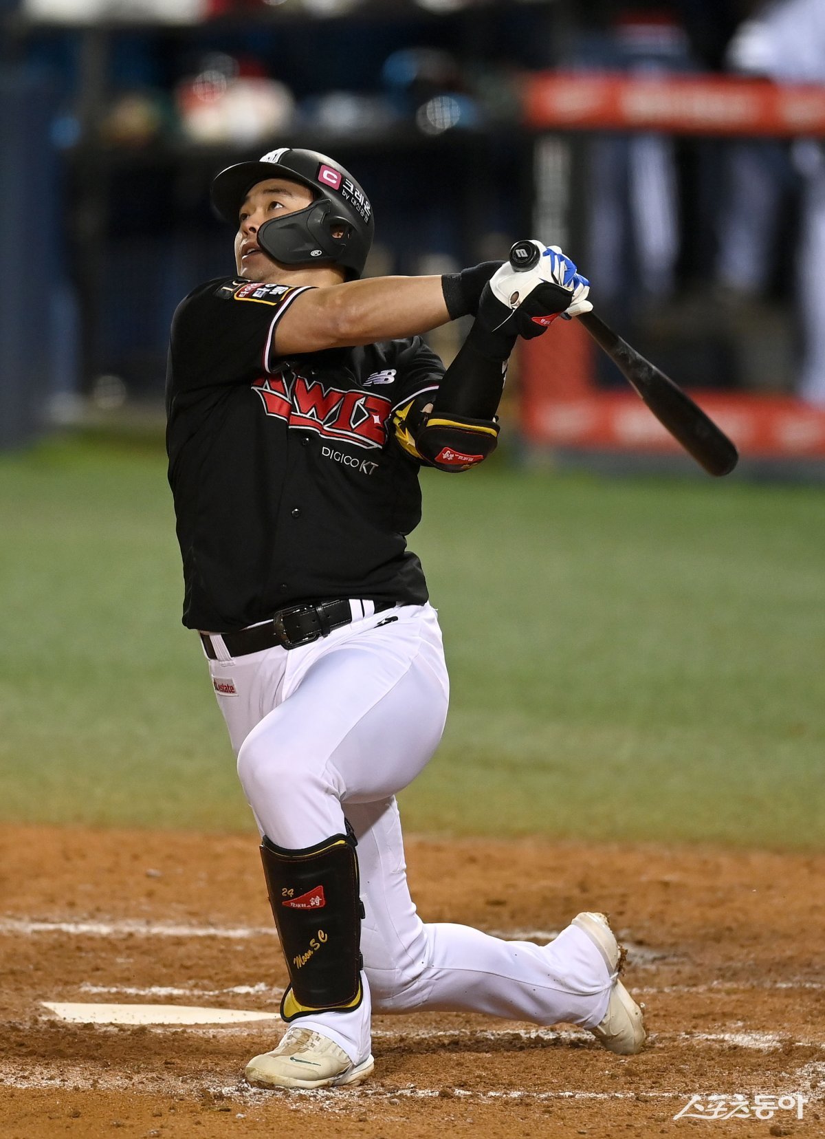 7일 서울 잠실야구장에서 ‘2023 신한은행 SOL KBO리그’ 포스트시즌 한국시리즈 1차전 KT 위즈와 LG 트윈스 경기가 열렸다. 9회초 2사 1루 KT 문상철이 다시 앞서가는 1타점 좌전 2루타를 치고 있다. 잠실 | 김종원 기자 won@donga.com