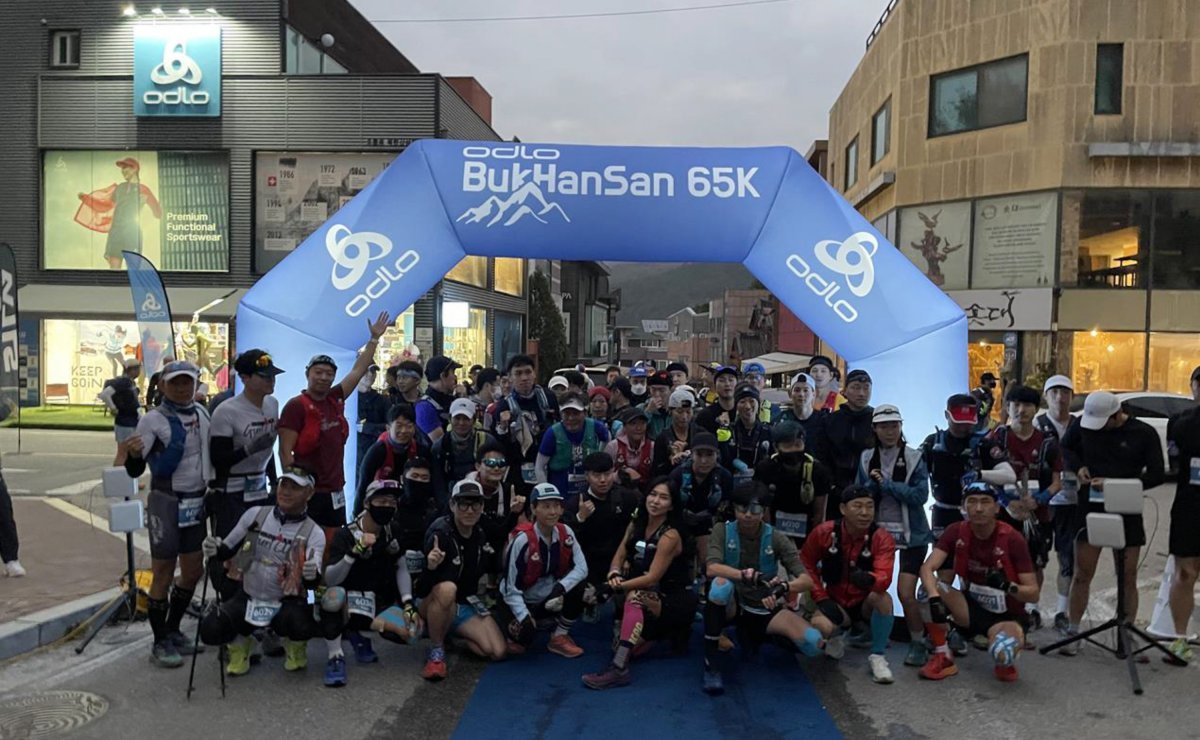 ‘북한산 둘레길 65 챌린지 세션’ 참가자들이 완주를 목표로 도전하게 될 북한산 둘레길 65km 전 구간(위 사진)과 지난해
‘오들로 북한산 둘레길 65K 챌린지 대회’에 참가한 트레일 러닝 선수들. 30명의 세션 참가자들은 1년간의 훈련을 거쳐 내년
11월 제4회 대회에 참가하게 된다. 사진제공|오엔티월드