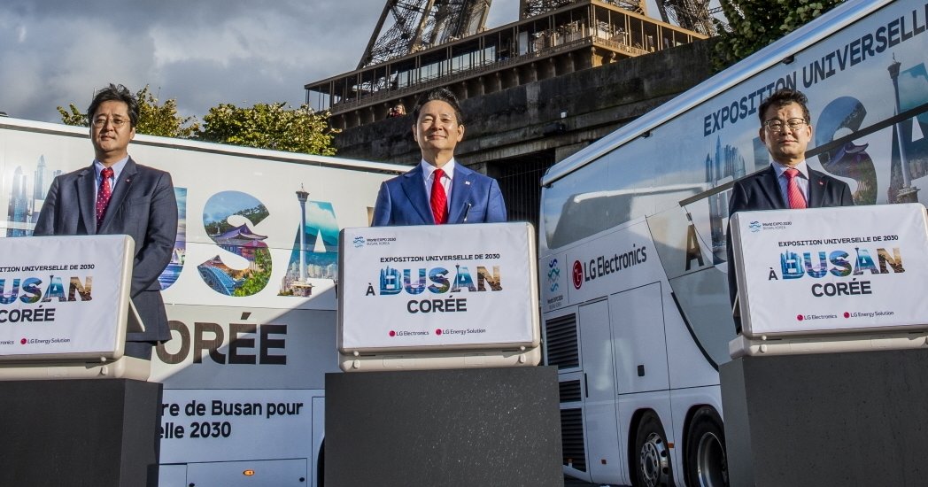 LG는 6일(현지시간) 프랑스 파리에서 ‘부산엑스포 버스’를 공개했다. 김혁기 LG전자 파리법인장 상무, 장성민 대통령 특사, 유원 LG전자 홍보대외협력센터장 부사장(왼쪽부터). 사진제공|LG