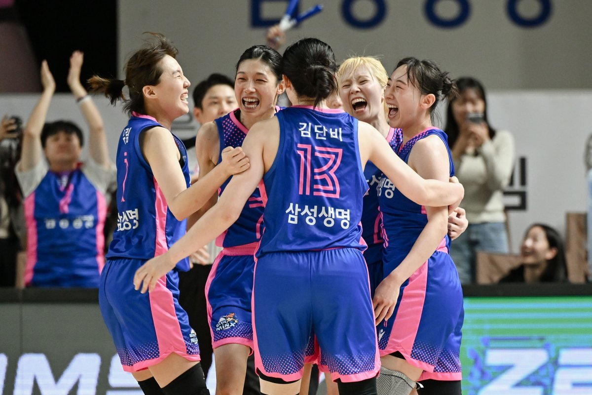 2023.11.06 삼성생명, 하나원큐, 용인실내체육관, 우리은행 우리WON 2023~2024 여자프로농구 신이슬 결승골 승리 환호. 사진제공 | WKBL