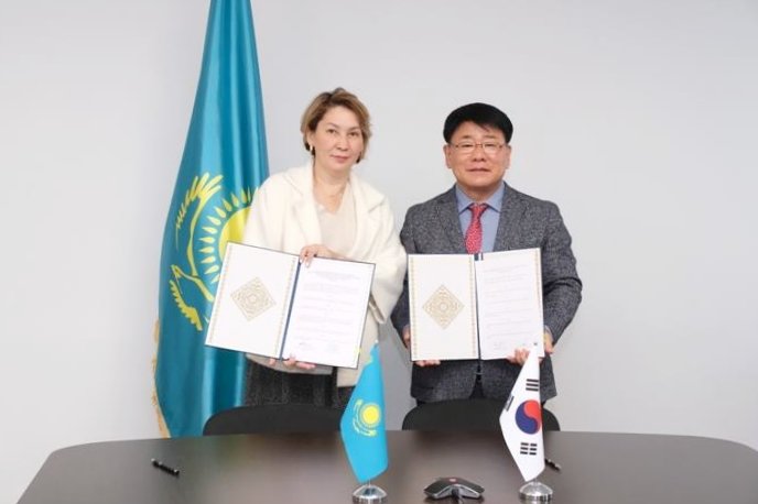 공한수 구청장(오른쪽)이 카자흐스탄을 방문해 알마티시(공중보건국)와 고려인협회를 대상으로 상호교류 협약을 체결한 뒤 관계자와 기념촬영을 하고 있다. 사진제공ㅣ부산 서구