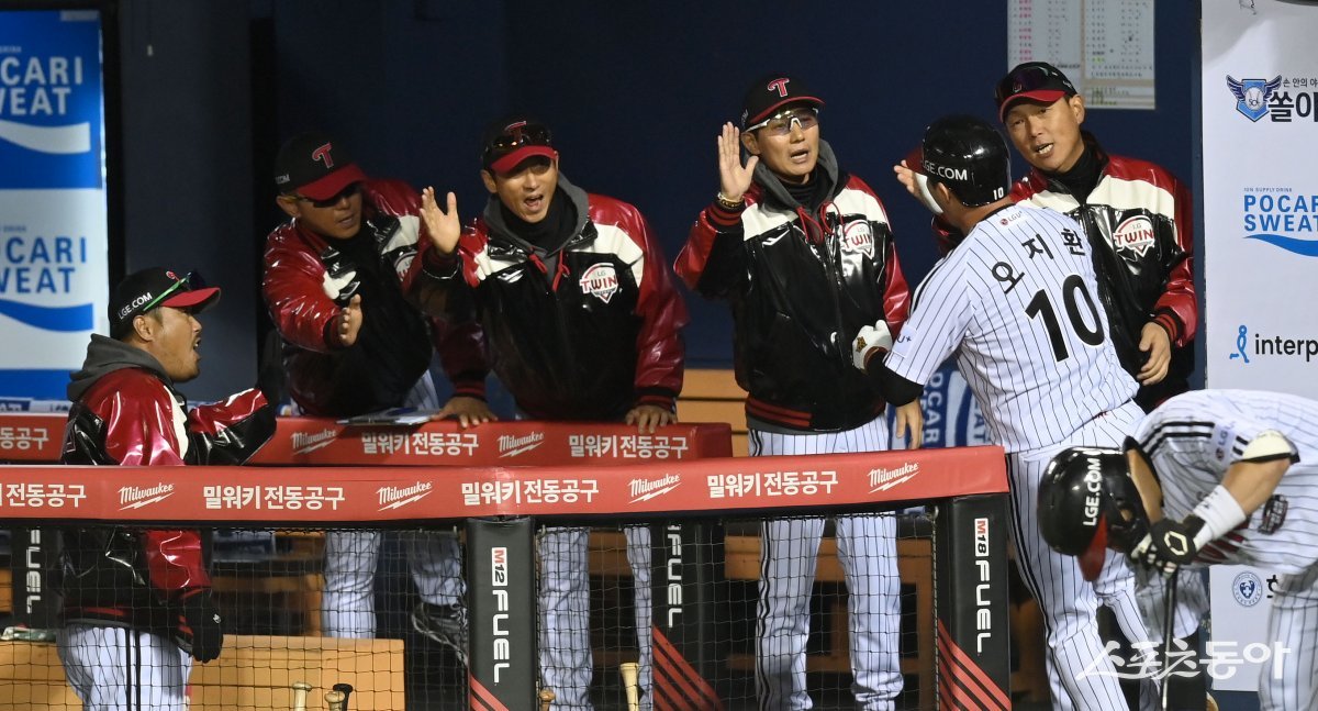 8일 서울 잠실야구장에서 ‘2023 신한은행 SOL KBO리그’ 포스트시즌 한국시리즈 2차전 KT 위즈와 LG 트윈스 경기가 열렸다. 6회말 1사 LG 오지환이 우월 솔로을 날리고 그라운드를 돌아 홈인해 염경엽 감독과 하이파이브 하고 있다. 잠실 | 김종원 기자 won@donga.com