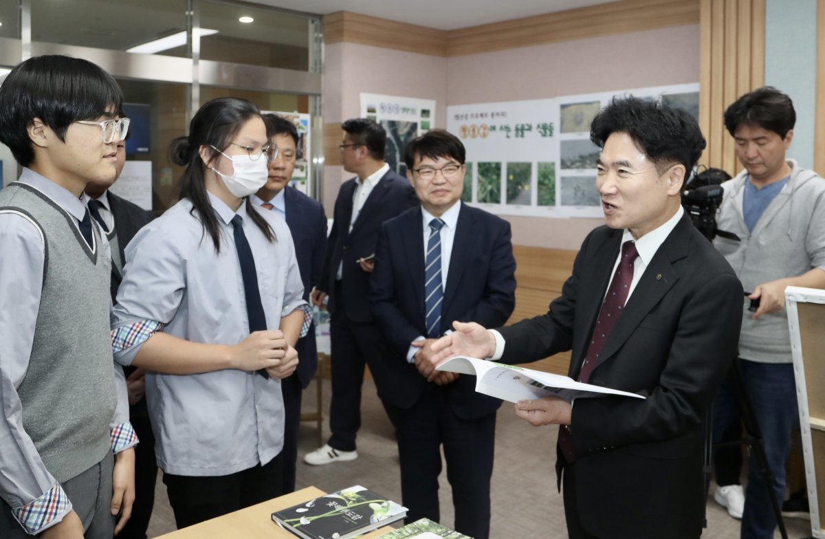 김대중 교육감이 지난 8일 영산강 프로젝트 활동 결과물을 들고 학생들과 대화하고 있는 모습. 사진제공ㅣ전남도교육청