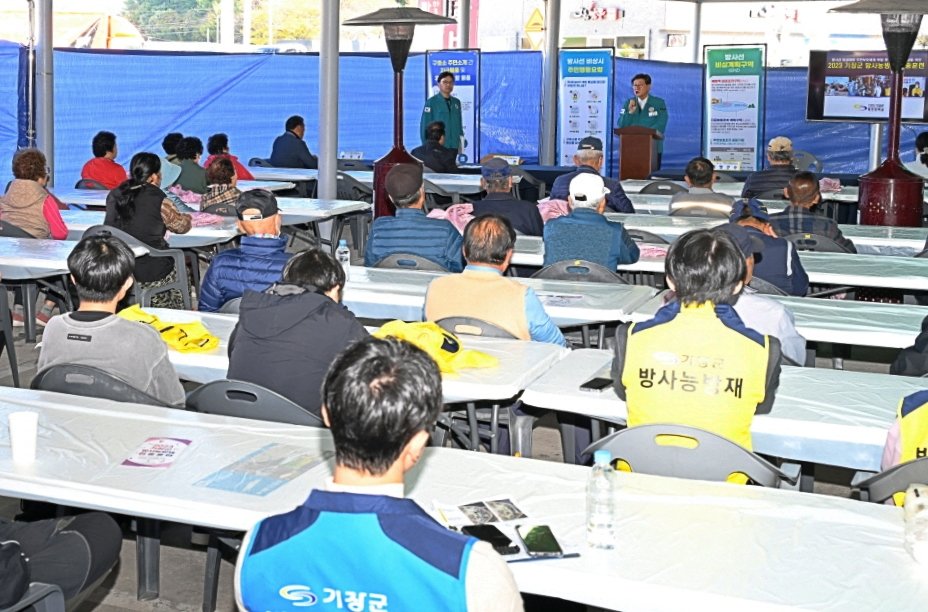 정종복 기장군수가 방사능 방재 훈련 참여자들에게 훈련 강평을 하고 있다. 사진제공ㅣ부산 기장군