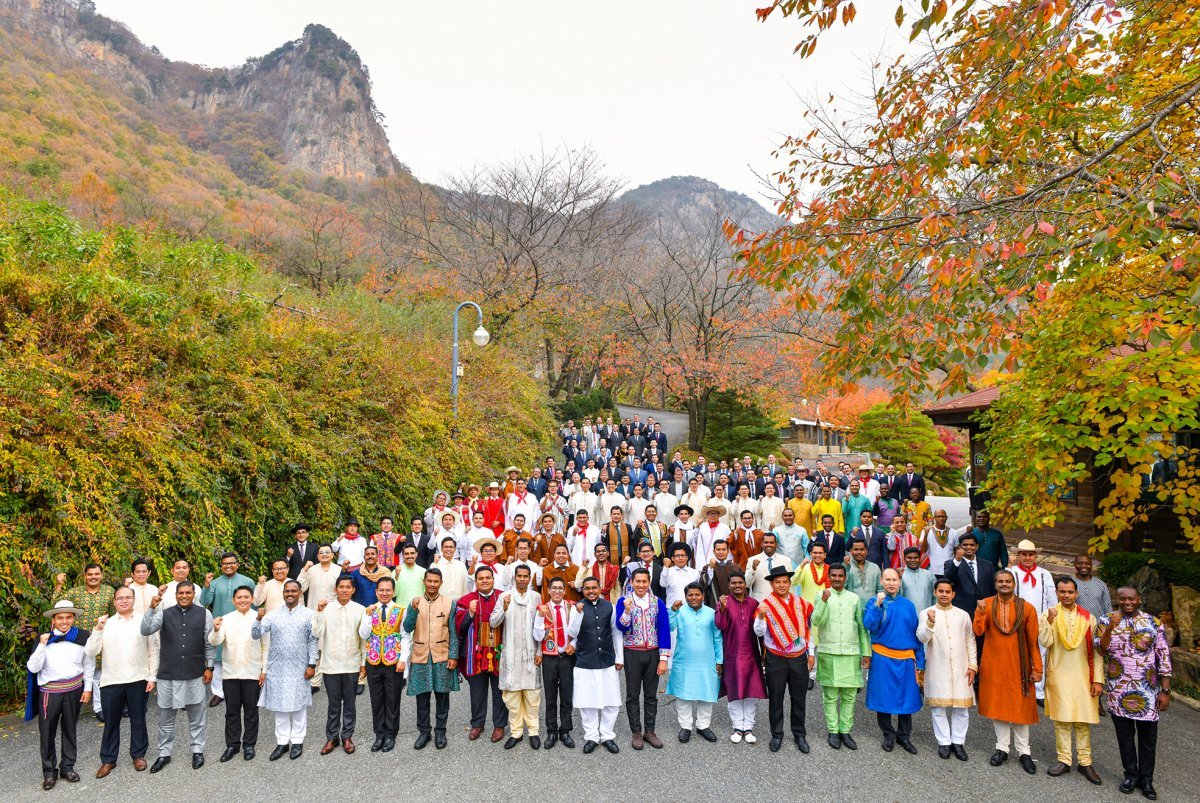 충북 영동 엘로힘연수원에서 가을을 배경으로 각국 전통의상을 입고 기념촬영을 하고 있는 제78차 해외성도방문단.