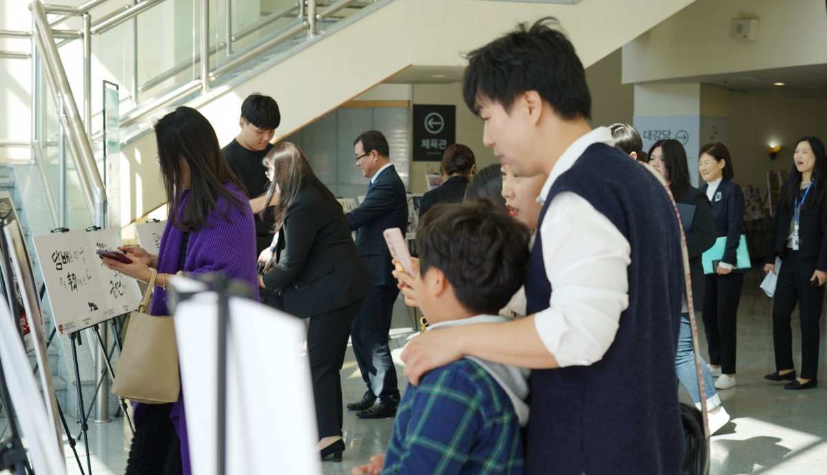 부산시교육청이 ‘우리들이 만드는 No-담 이야기 흡연 예방 아이디어 공모전’ 수상작을 전시한 모습.
사진제공ㅣ부산시교육청