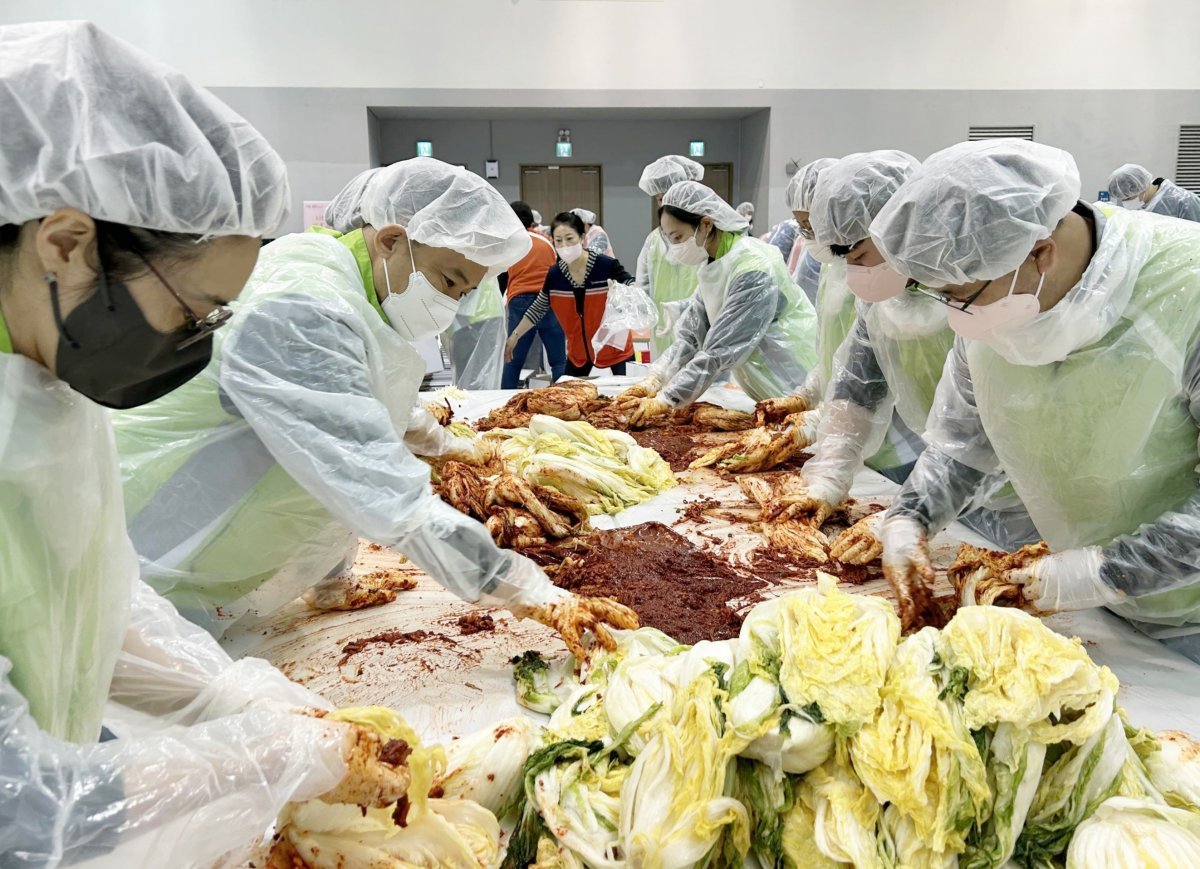 김장 담그기에 한창인 부산시설공단 직원들의 모습.
사진제공ㅣ부산시설공단