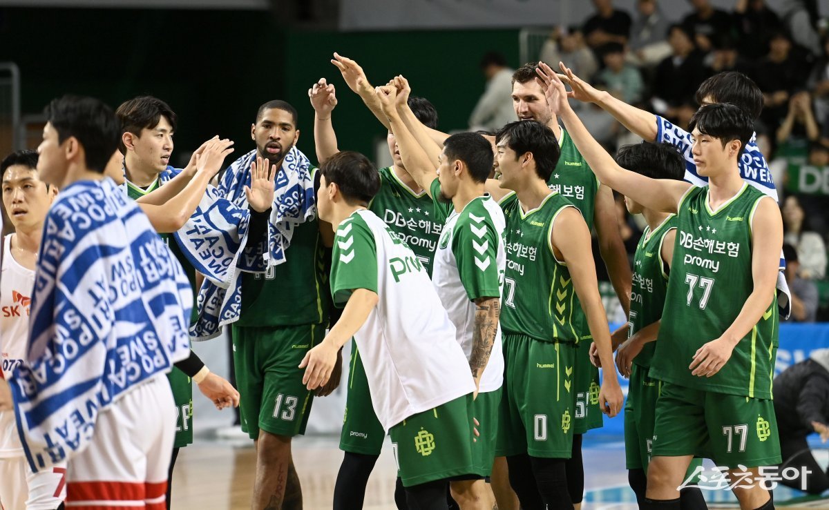 12일 원주종합체육관에서 열린 ‘2023-2024 프로농구’ 원주 DB와 서울 SK 경기에서 106-76 대승을 거둔 DB 선수들이 기뻐하고 있다. 원주 | 김종원 기자 won@donga.com