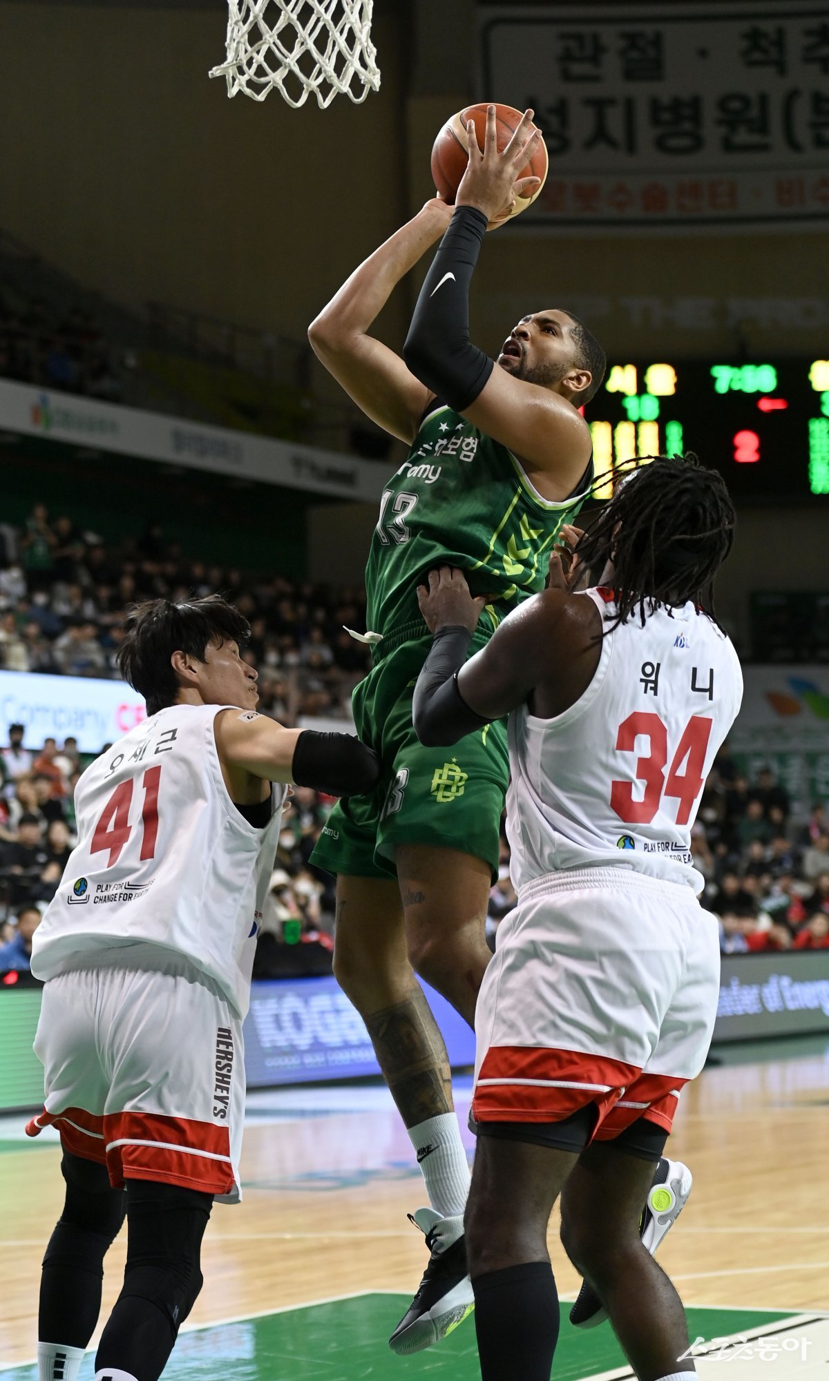 12일 원주종합체육관에서 열린 ‘2023-2024 프로농구’ 원주 DB와 서울 SK 경기에서 DB 로슨이 SK의 수비를 뚫고 골밑 슛을 하고 있다. 원주 | 김종원 기자 won@donga.com