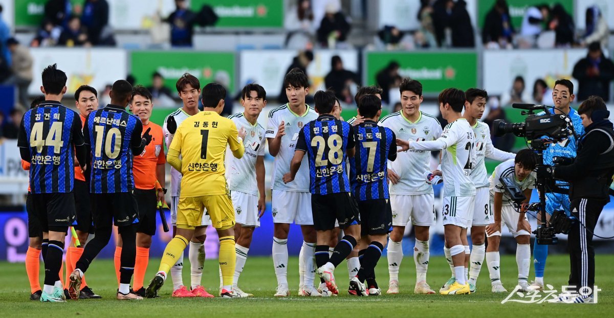 12일 인천축구전용경기장에서 열린 ‘하나원큐 K리그1 2023’ 인천 유나이티드와 전북 현대의 경기에서 1-1 무승부를 거둔 양 팀 선수들이 인사하고 있다. 인천 | 주현희 기자 teth1147@donga.com