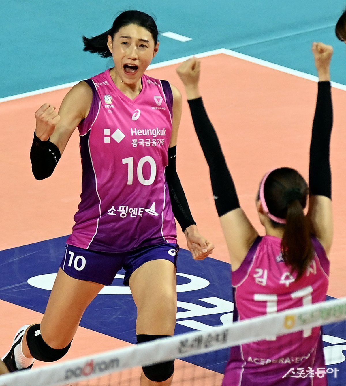 12일 인천 삼산월드체육관에서 ‘2023-2024 도드람 V리그’ 인천 흥국생명과 수원 현대건설의 여자부 경기가 열렸다. 흥국생명 김연경이 득점을 올린 후 환호하고 있다. 인천 | 김민성 기자 marineboy@donga.com