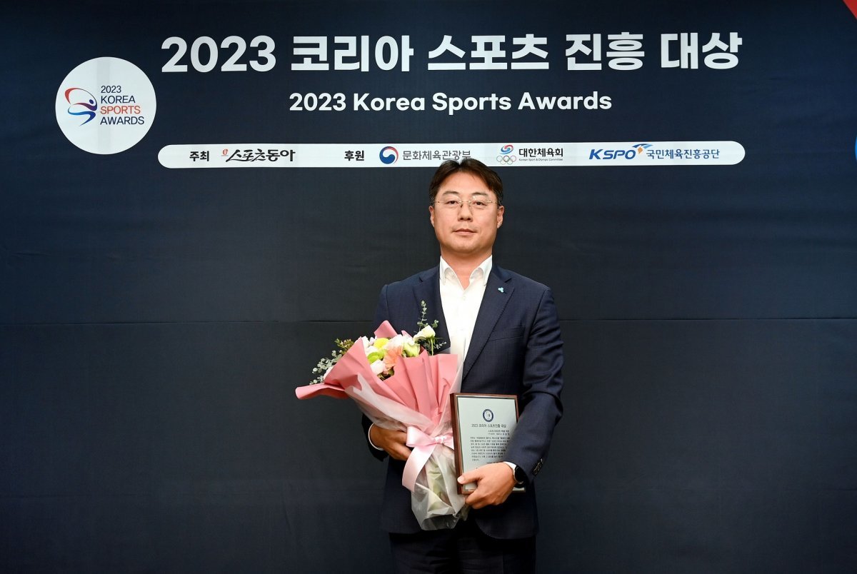 최광석 상상인증권 상무가 ‘2023 코리아 스포츠진흥대상’에서 특별 부문 2년 연속 대상을 대리 수상하고 기념 촬영을 하고 있다. 김민성 기자 marinboy@donga.com