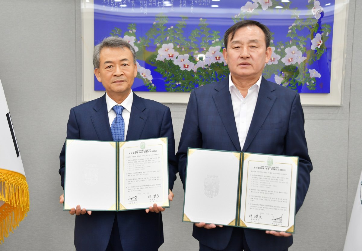 담양군이 지난 9일 군청 접견실에서 ㈜진인터내셔널과 ‘한국 보건·의료 데이터센터 조성사업’에 대한 투자협약(MOU)을 체결한 모습. 사진 우측부터 이병노 담양군수, 김정재 ㈜진인터내셔널 회장. 사진제공ㅣ담양군