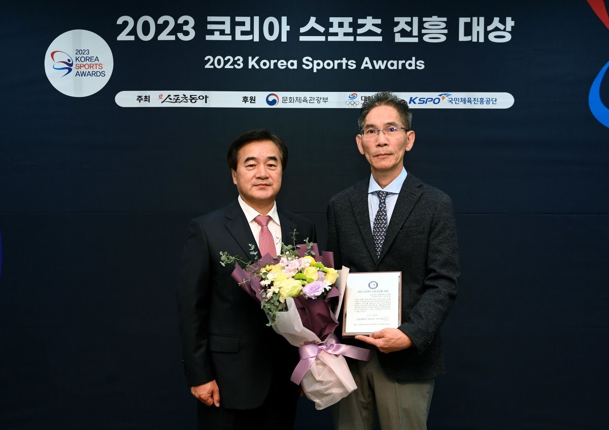 동아엠텍이 9일 열린 ‘2023 코리아스포츠진흥대상’ 시상식에서 스포츠문화 ·경영합리화 리더 부문 대상을 수상했다. 스포츠동아
이인철 대표이사(왼쪽)와 동아엠텍 강승호 대표이사가 대상 수상을 한 뒤 포즈를 취하고 있다. 김민성 기자
marinboy@donga.com