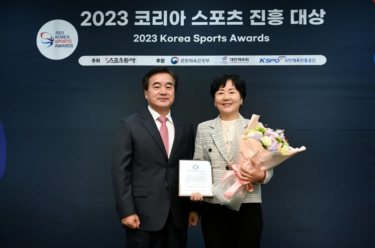 김영욱 부산진구청장이 ‘2023 코리아스포츠진흥대상’ 생활체육 리더 부문 대상을 수상한 가운데 송수경 부산진구 교육체육과장(오른쪽)이 대리 수상한 후 이인철 스포츠동아 대표이사와 기념촬영을 하고 있다. 사진제공ㅣ스포츠동아